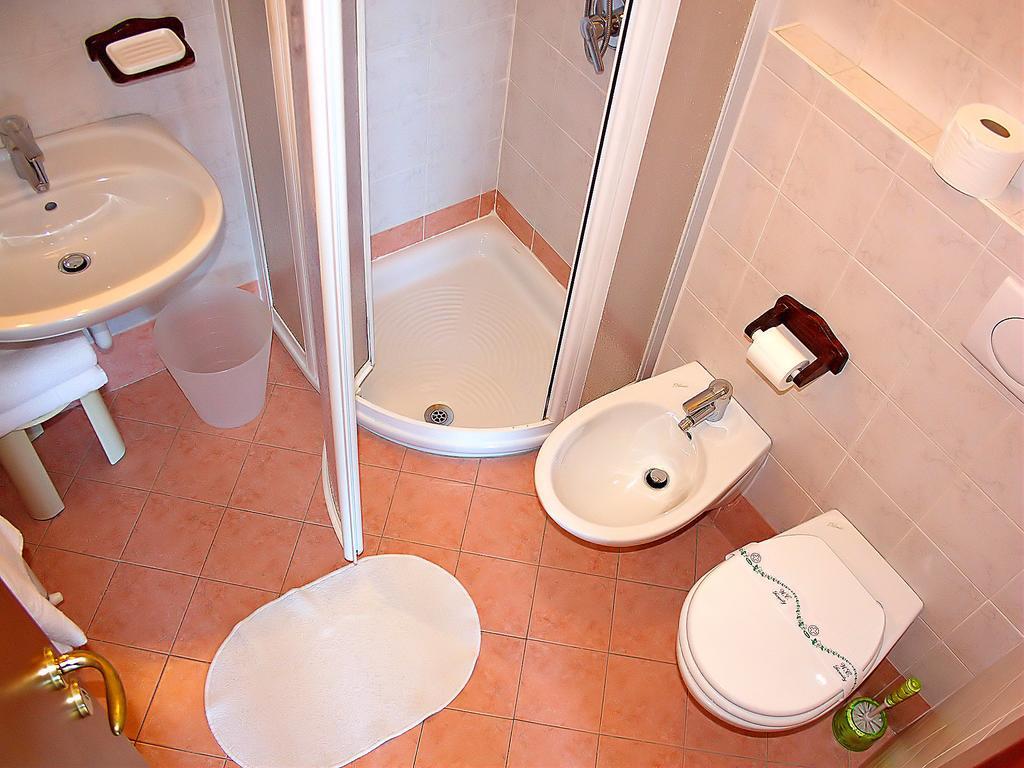 Hotel Menapace Torri Del Benaco Værelse billede