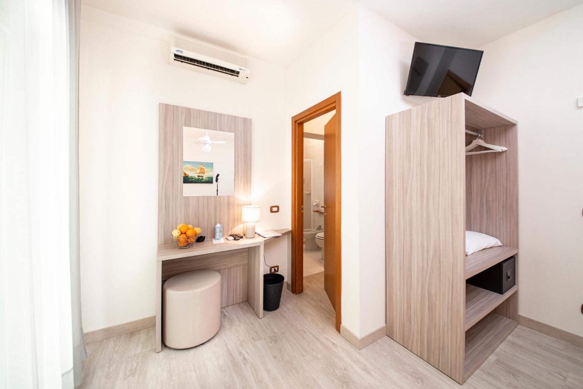 Hotel Menapace Torri Del Benaco Eksteriør billede